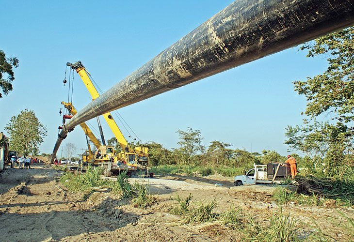 Un mal manejo de las operaciones de levantamiento y transporte de carga puede ocasionar víctimas fatales.Foto:ductoscarsoinfraestructura.com